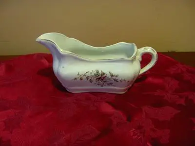 2 LIONS WITH A OVAL IN THE CENTER WITH LETTERS (I THINK) V&B AND A CROWN ABOVE THE OVAL