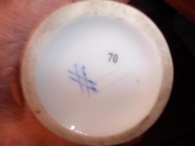 Double Crossed Lines on a an Urn - Can you tell me whose pottery mark this is?