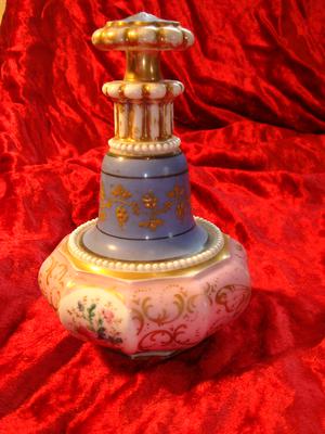 this is the entire decanter it measures about 15cm tall