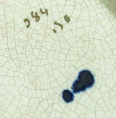 Close up of the exlamation mark and crazing on the Imari Teapot