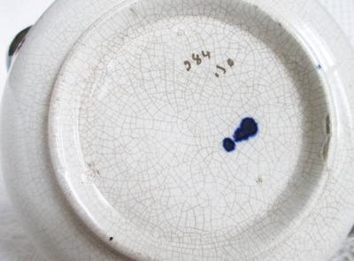 The base of the Imari/Arita teapot showing exclamation pottery mark and crazing