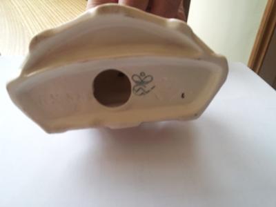 Set of three figurines. WG or GW Below crown/coronet?