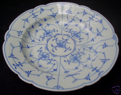 A Tettau (Bavaria) hand-painted plate (